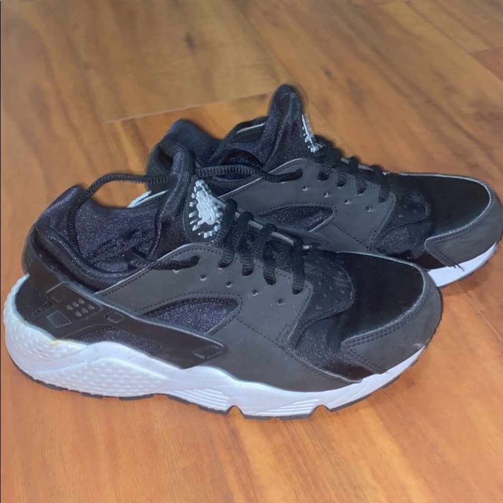 Black/White Women’s Huraches